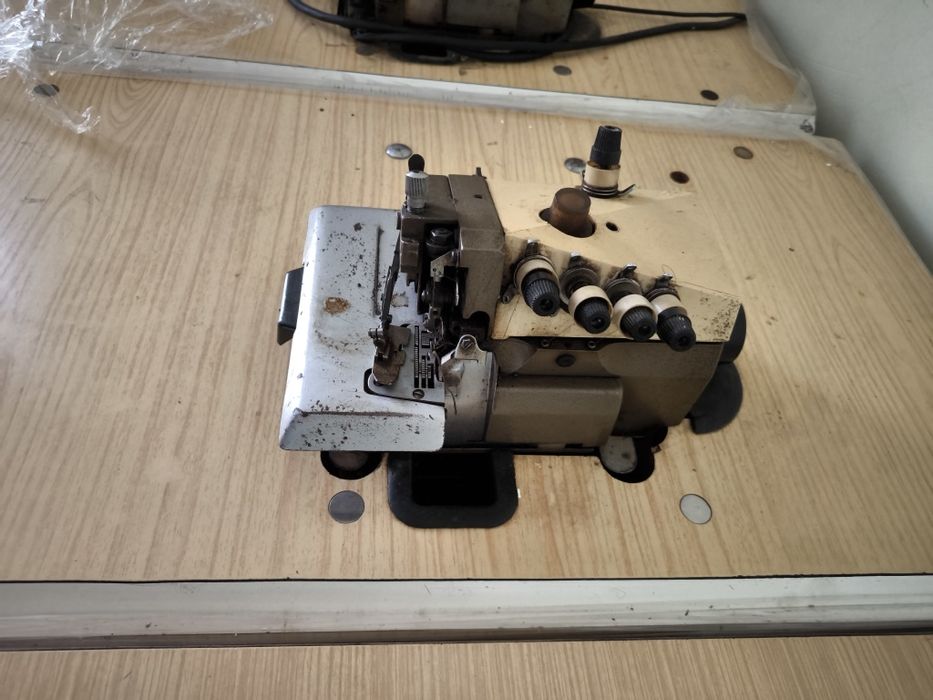 Masina de surfilat Triploc