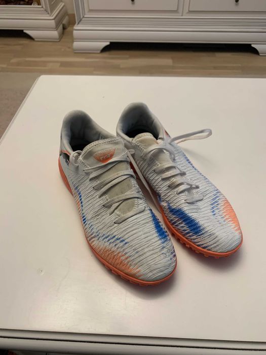 Ghete de fotbal Puma Future 8 Play TT 108605 01