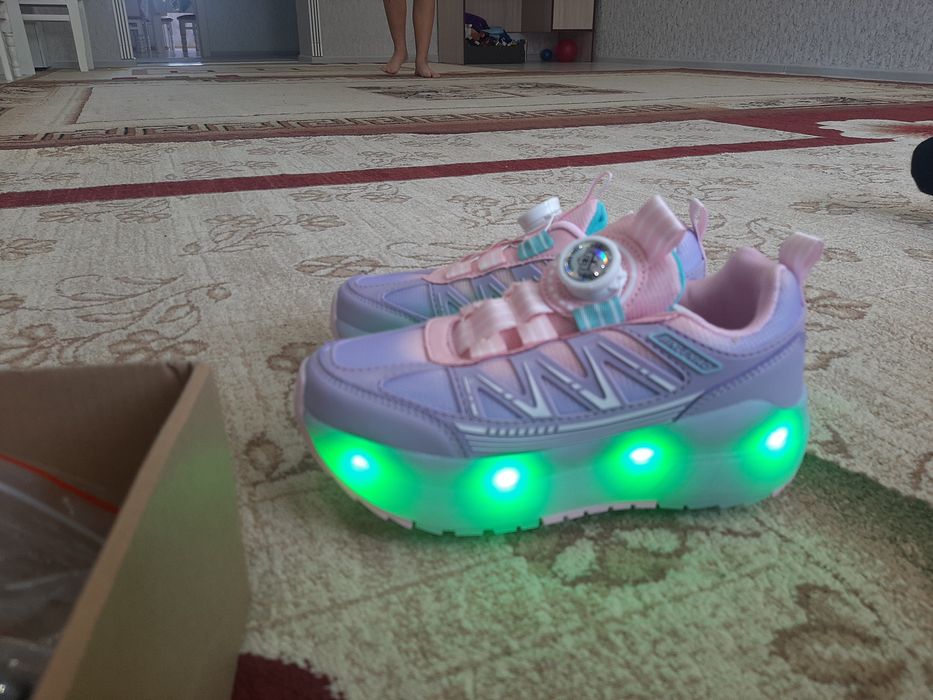 Продам кроссовки летние