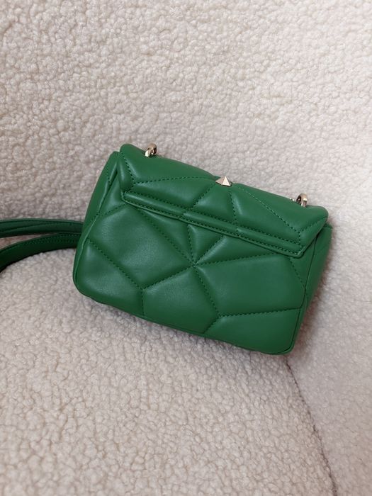 Чантичка Zara.