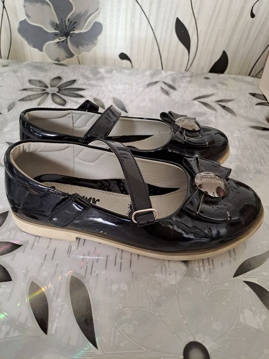 Туфли на девочку.