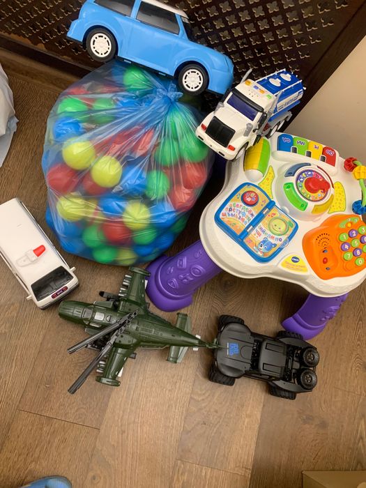 Детские игрушки, одежда