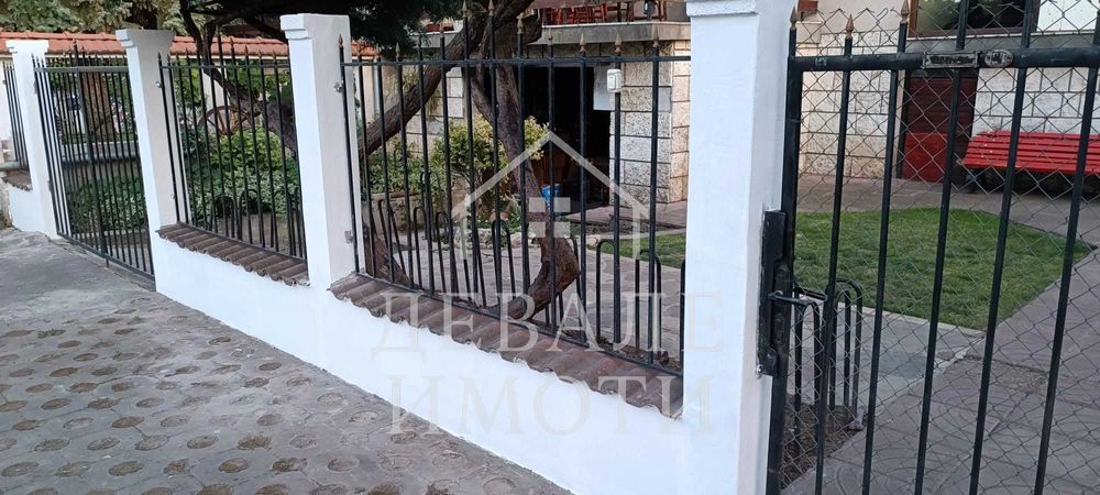 Продава се масивна двуетажна къща с гараж в гр. Мартен