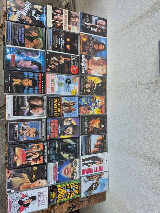 Vând 54 casete video VHS 80-120 minute, originale filme Razboi