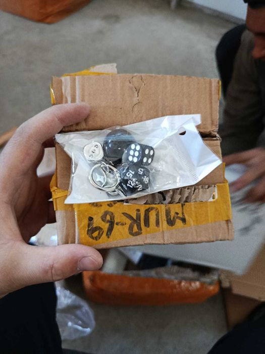 Одежда и обувь. Чехлы и шапки.