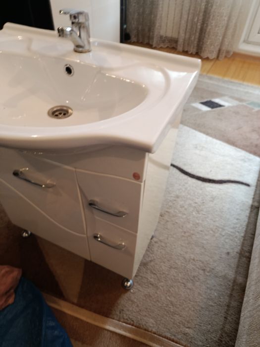 Раковина с тумбочкой