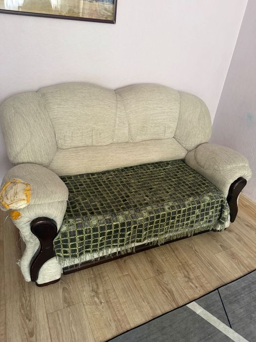 Диван, стол деревянный