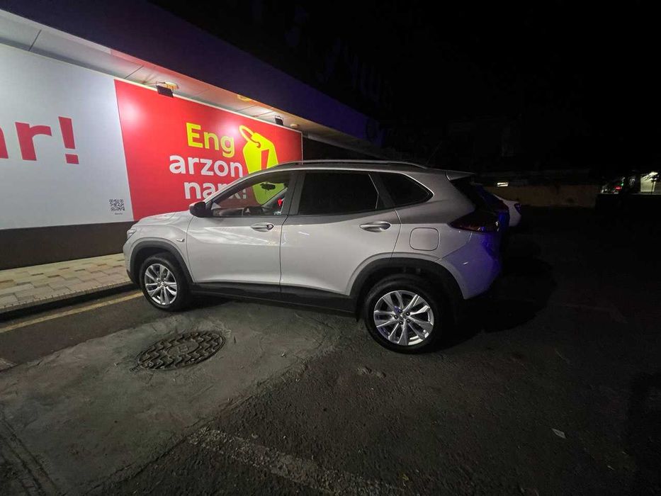 СРОЧНО ПРОДАМ Chevrolet Tracker, 2023 серый серебристый пробег 11000