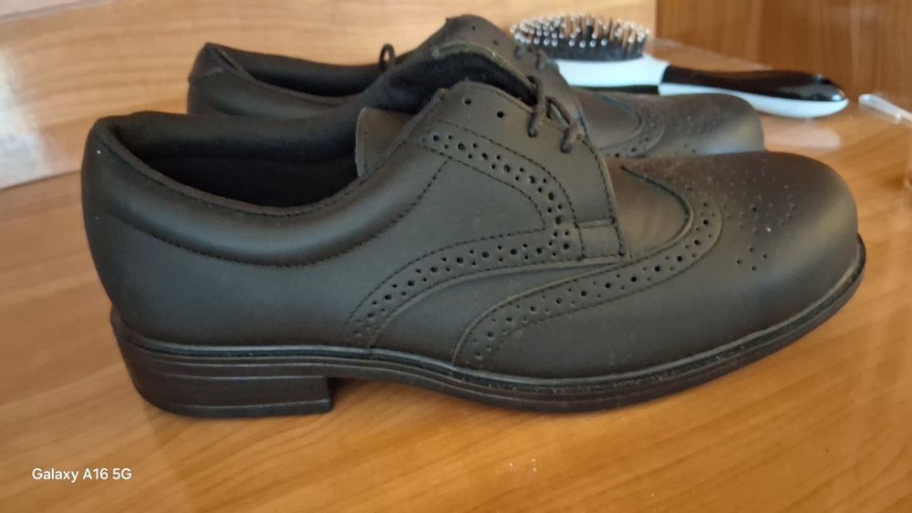 Vand pantofi Manager cu bombeu de fier  noi  Marimea 39 .Preț 150 lei