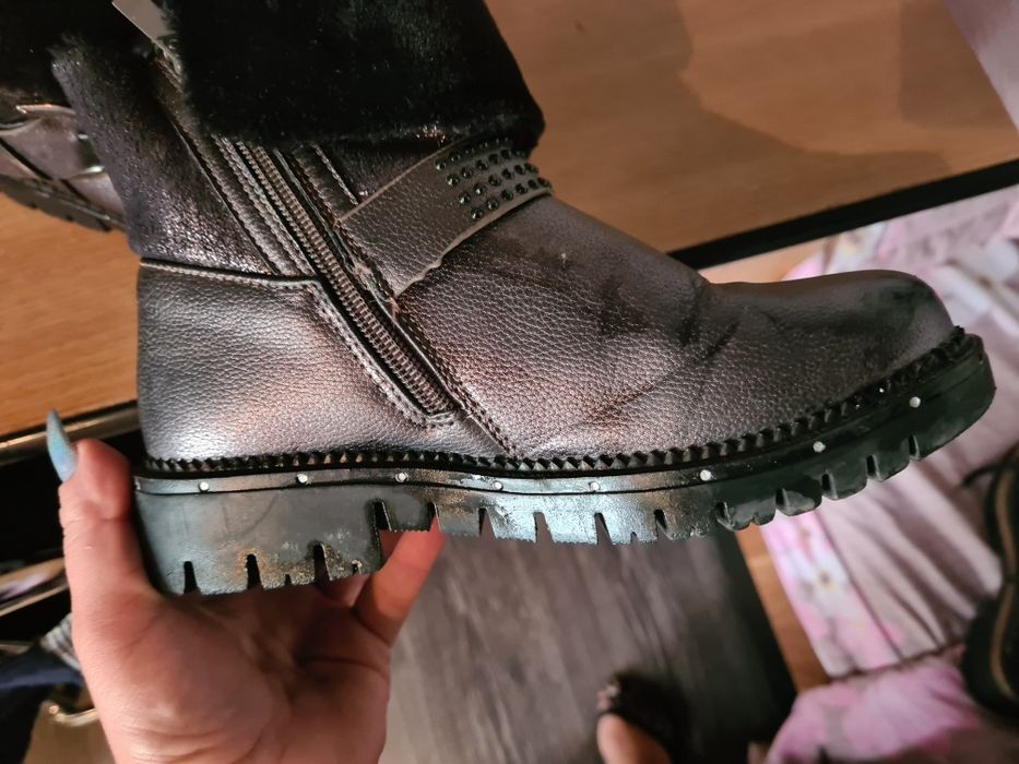 Vand bocanci fete mar 34 ca noi la 45 lei Timișoara