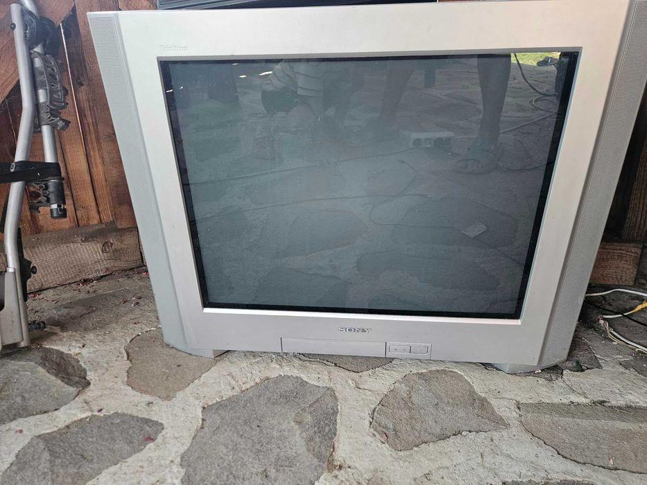 televizor clasic Sony Trinitron cu tub catodic (CRT) și ecran plat (seria WEGA)