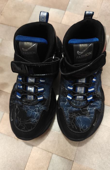 Продам детские кроссовки