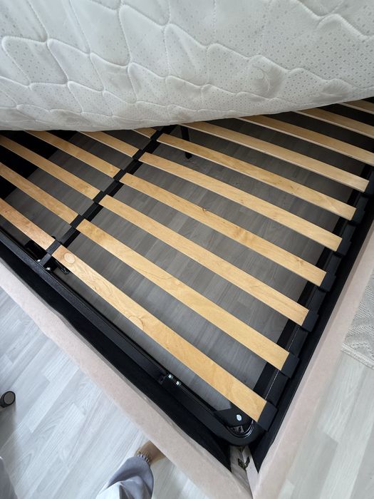 Продам кровать двуспальная 180/200