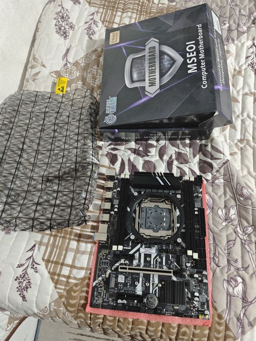 Материнская плата в комплекте.