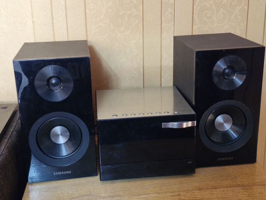 Музыкальный центр SAMSUNG.