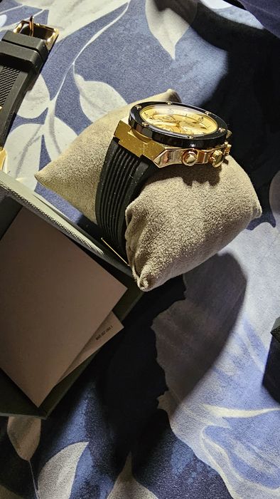 Часовници GUESS по 60