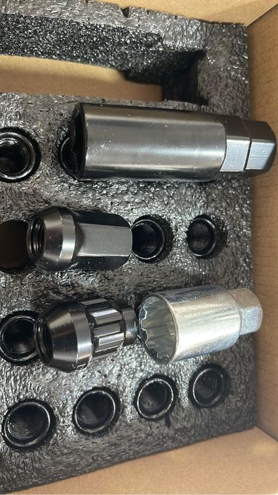 Set 4 antifurt piulite negre +16 piulite negre filet 12x1.5/12x1.25