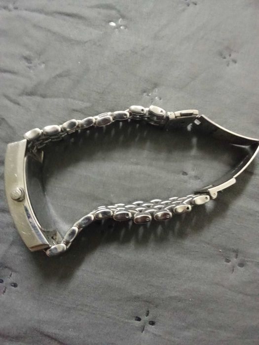 Часовник Армани запазен