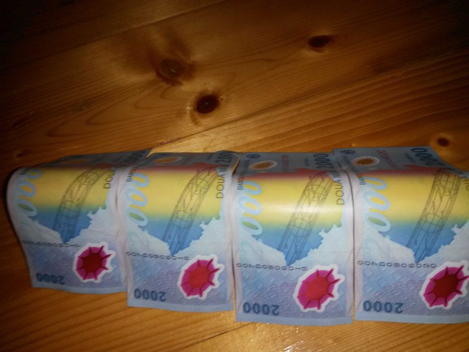 bancnota de 2000 de lei cu eclipsa