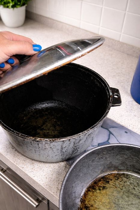 Казаны чугунные два больших и сковородка сковорода