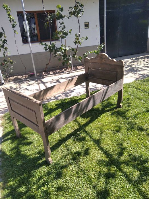 Vând pat din lemn vintage