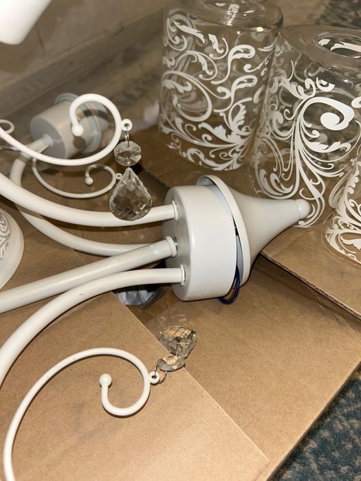 Люстра белого цвета.