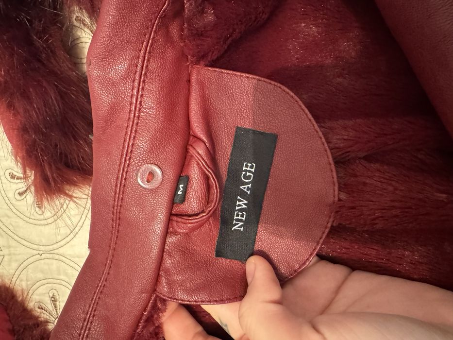 Geaca din piele rosie cu blana
