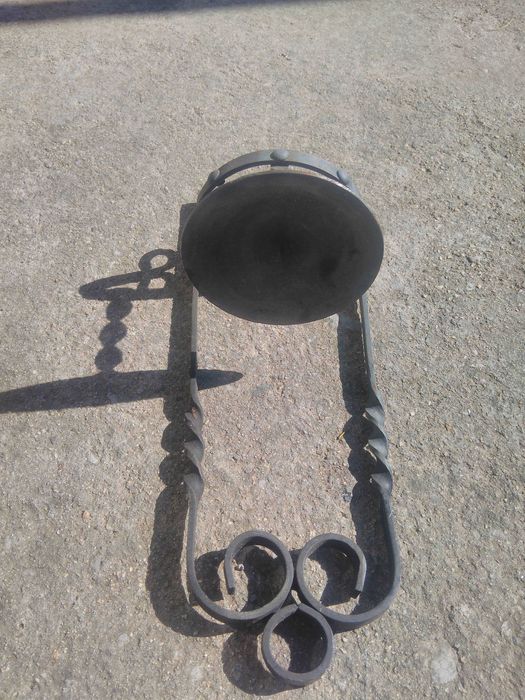 Продавам много стар свещник от ковано желязо