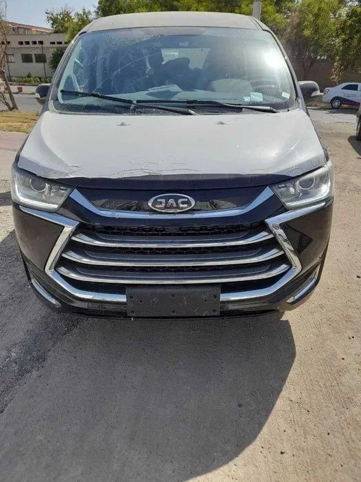 Qizni prezervativ bilan sikayotgan qora tanli erkak surati