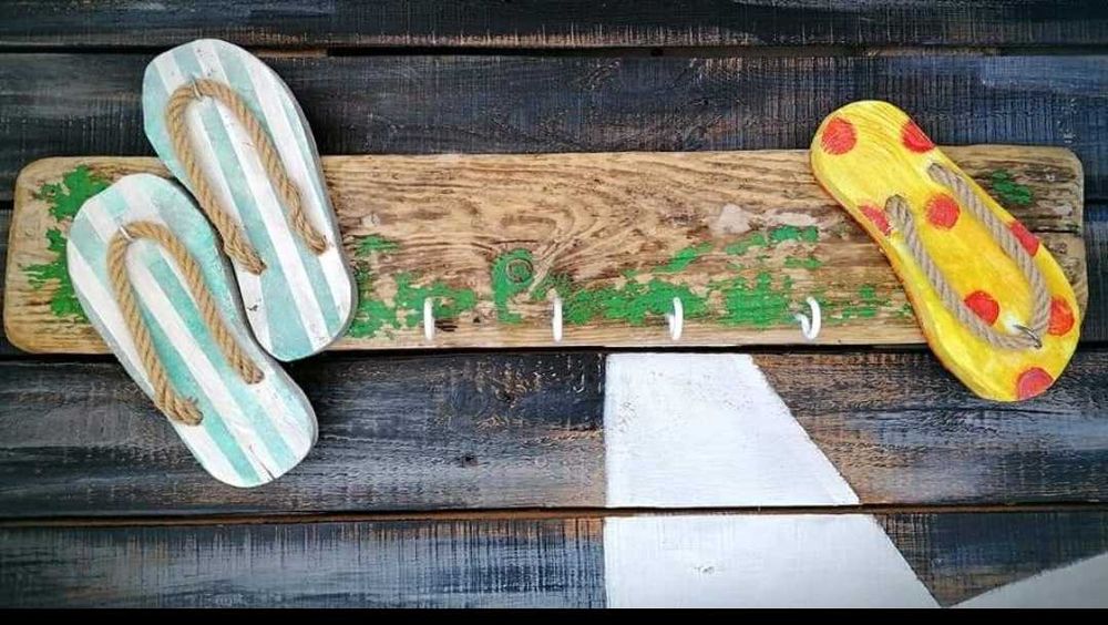 Дървена закачалка