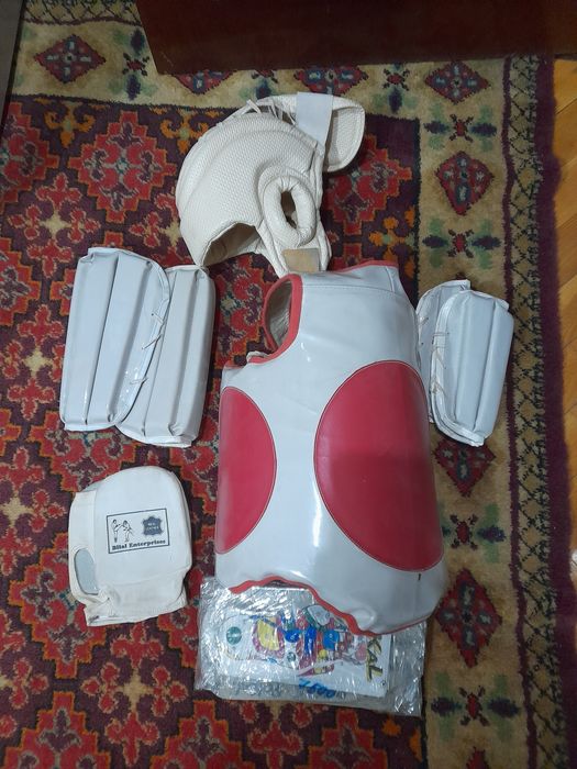 Кимано Тайквондо.С Шлемом и Щитками.От 12 до 15 лет.Привозное.