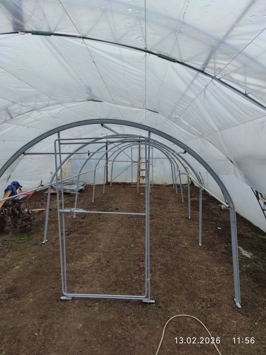 Оранжерия с размери 10х3х2.10 метра.