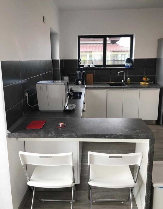 Mobila Decorama bucatarie 3.1m x 2.2m cu bar, MDF alb lucios + chiuveta compozit gratis