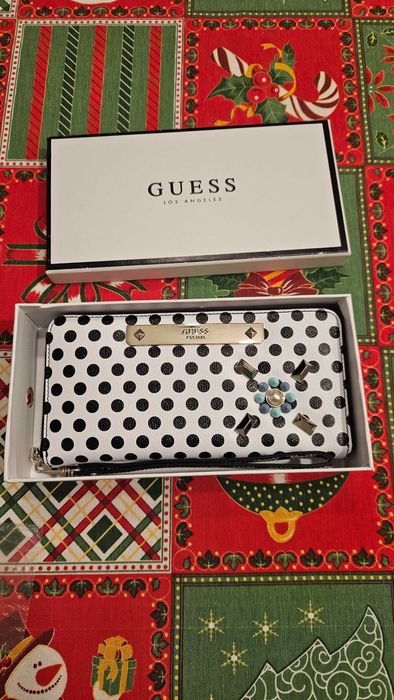 Дамски кожен портфейл Guess