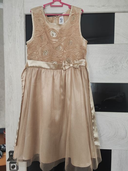 Продам платья для девочки 8-10 лет