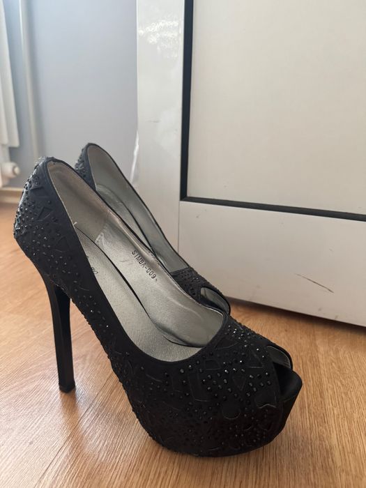 Обувки на висок ток