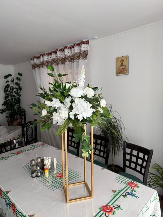 Atanjamente florale de vanzare + stalpi