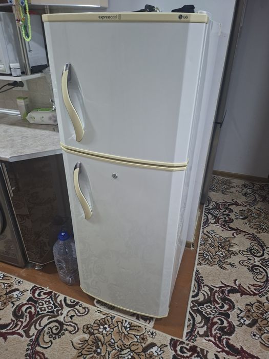 Холодильник сотилади