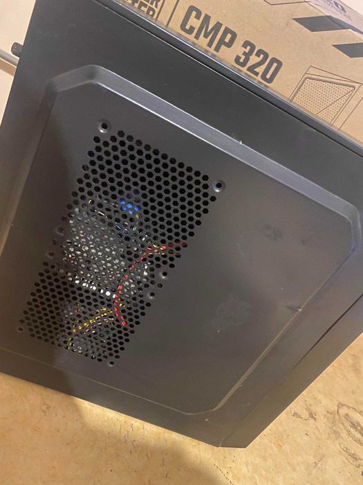 Настолен компютър и монитор