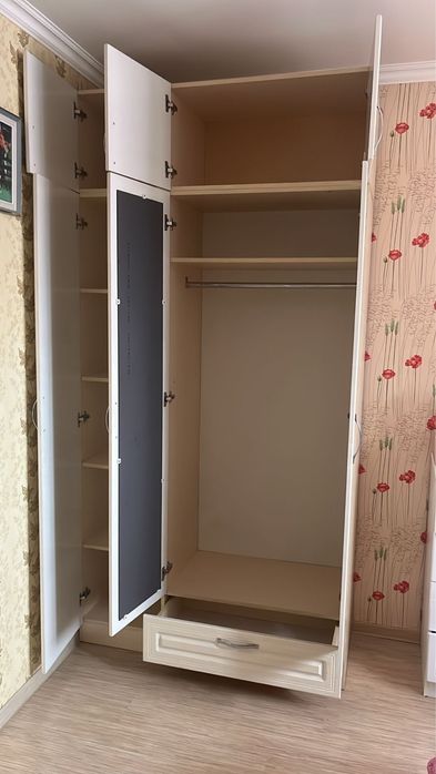 Шкаф белый с зеркалом