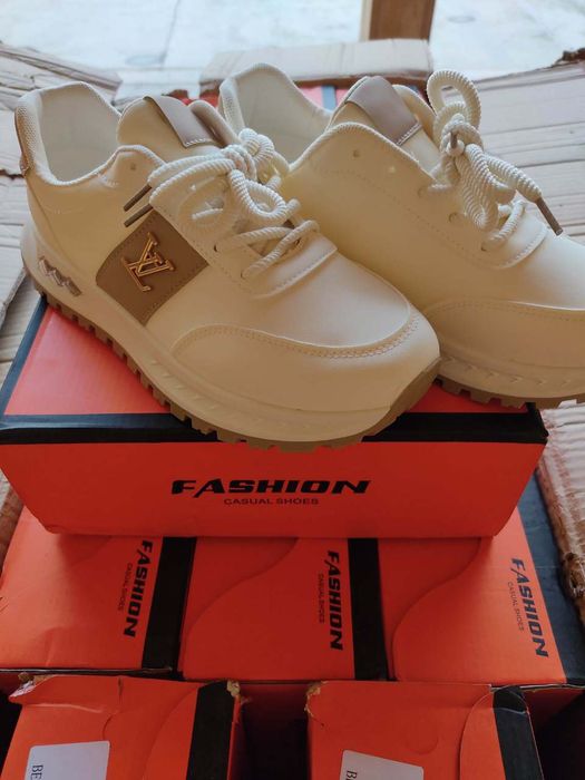 Oyoq kiyimlar donaga va optomga sotiladi