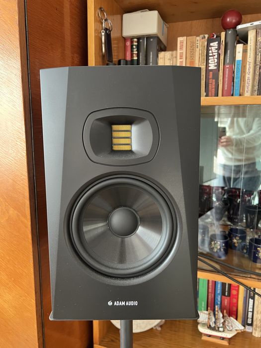 ADAM Audio T7V – studio