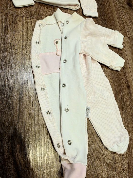 Combinezon bebe marimea 56 fata San Bebe cu manusi si caciula