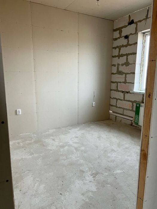 Zugrav ,echipa 3 băieți,glet 8 lei 1 strat, amorsa și vinarom 10 lei