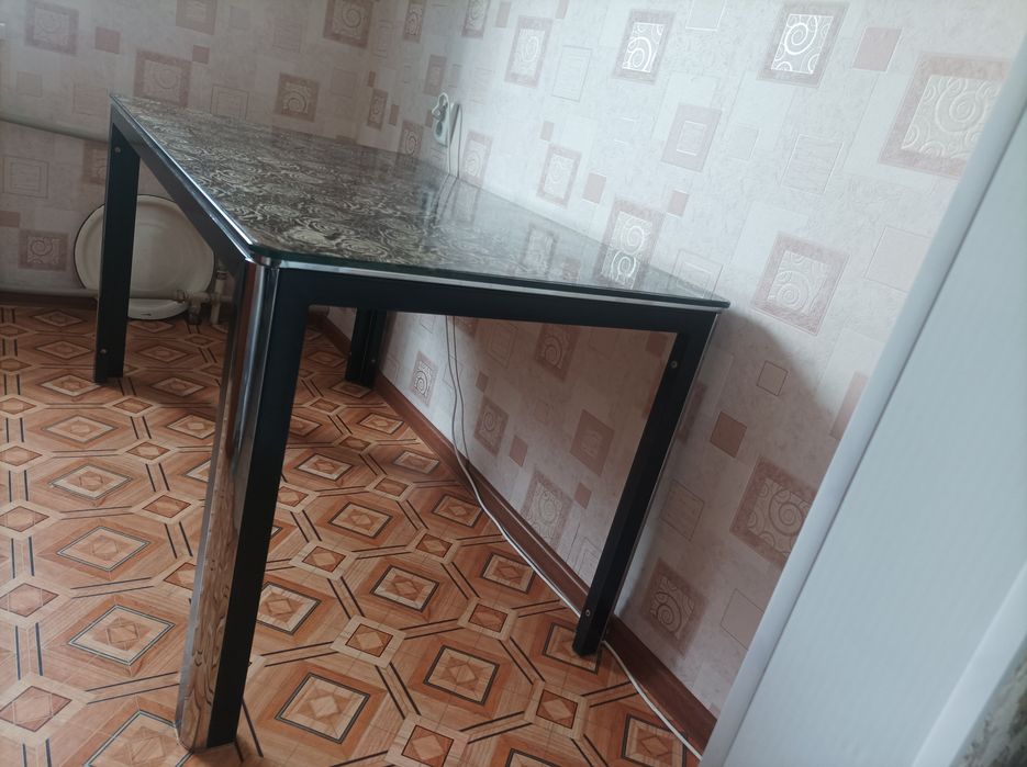 Продам кухонный стол