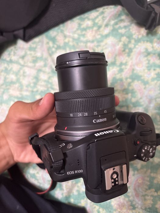 Canon  EOS  R100