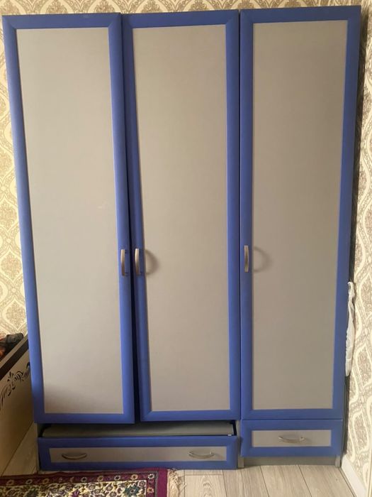 Шкаф в синем цвете