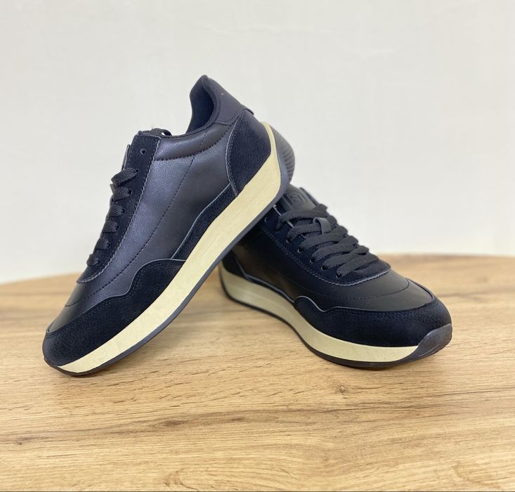 Стильді қара кроссовка