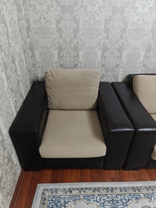 Диван с двумя креслами