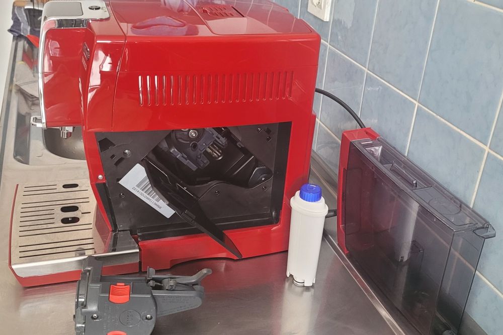 Кафеавтомат De'Longhi Dinamica ECAM 358.15.R (Red Edition)